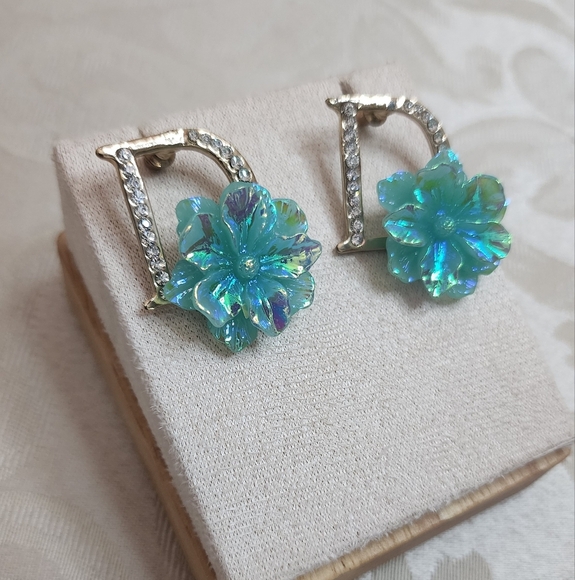 VINTAGE 90’S RHINESTONE LETTER D EARRINGS WITH IRIDESCENT FLORAL DESIGN PIERCED - Picture 3 of 9